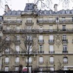 Fachada del edificio del 42 de la avenue Foch en París, con la bandera de Guinea Ecuatorial en el tejado