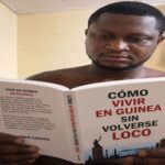 Hombre leyendo Cómo vivir en Guinea Ecuatorial sin volverse loco