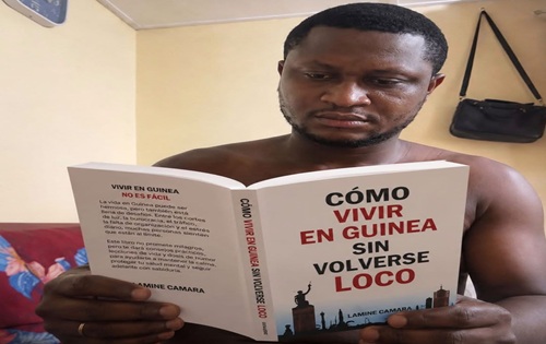 Hombre leyendo Cómo vivir en Guinea Ecuatorial sin volverse loco