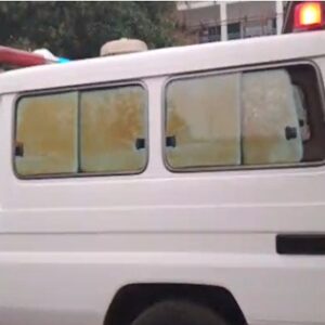 Paciente dentro de una ambulancia frente al Hospital General de Bata