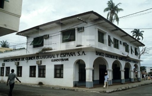 Investigación de NEXOS-GE sobre la quiebra y descapitalización de GUINEXTEBANK en Guinea Ecuatorial