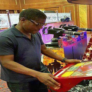 Teodoro Nguema Obiang juega en una máquina recreativa en un salón de juegos