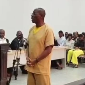 Goyo Mesian, con uniforme penitenciario, declara de pie ante los magistrados de la Audiencia Provincial de Bioko y Annobón