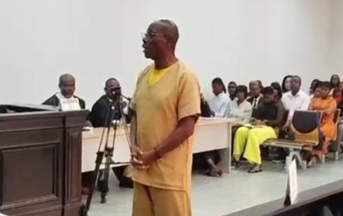 Goyo Mesian, con uniforme penitenciario, declara de pie ante los magistrados de la Audiencia Provincial de Bioko y Annobón