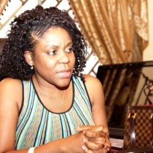 María Luisa Obiang Mangue, delegada del INSESO en Bata, sentada en un despacho