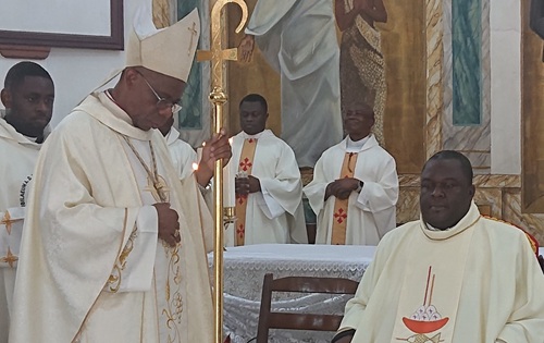 Obispo con mitra y báculo dorado, revestido de casulla blanca, junto a varios sacerdotes ante el altar durante la homilía de independencia en Guinea Ecuatorial