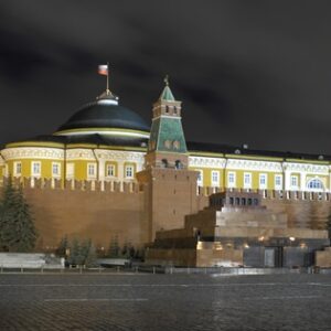 Coupole du Sénat du Kremlin et drapeau russe illuminés la nuit, au-dessus du mausolée de Lénine sur la place Rouge à Moscou, ville hôte du sommet Russie-Afrique