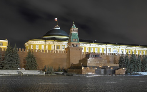 Coupole du Sénat du Kremlin et drapeau russe illuminés la nuit, au-dessus du mausolée de Lénine sur la place Rouge à Moscou, ville hôte du sommet Russie-Afrique
