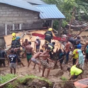 Vecinos retiran escombros con sus propias manos tras un derrumbe en el barrio de Acrópolis, en Malabo