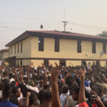 Multitud de jóvenes reunidos en el barrio de Los Ángeles, en Malabo, un pueblo que la tiranía en Guinea Ecuatorial quiere mantener adormecido