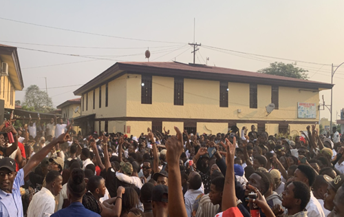 Multitud de jóvenes reunidos en el barrio de Los Ángeles, en Malabo, un pueblo que la tiranía en Guinea Ecuatorial quiere mantener adormecido