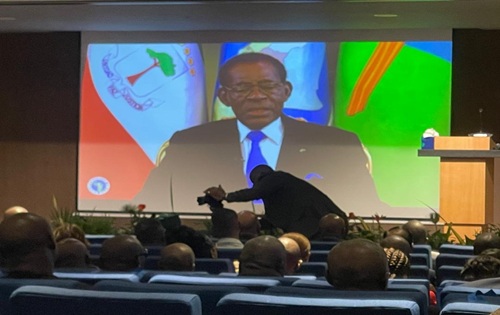 Teodoro Obiang en una pantalla gigante durante el acto del 43.º aniversario de la CEEAC en Libreville