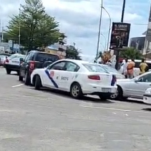 Coches haciendo cola ante una gasolinera de Bata durante la escasez de combustible