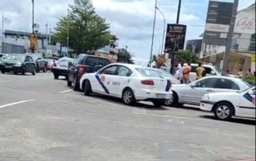 Coches haciendo cola ante una gasolinera de Bata durante la escasez de combustible