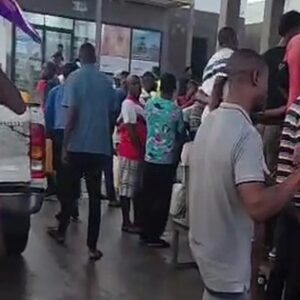 Decenas de personas esperan con bidones para comprar gasolina en una estación de servicio de Malabo durante la escasez de combustible