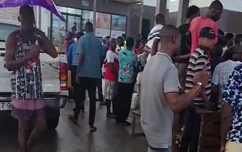 Decenas de personas esperan con bidones para comprar gasolina en una estación de servicio de Malabo durante la escasez de combustible