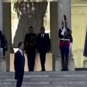 Guardia Republicana en la escalinata del Palacio del Elíseo durante la presentación de cartas credenciales del embajador de Guinea Ecuatorial en Francia