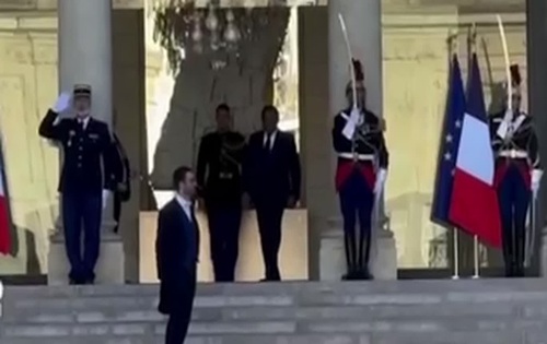 Guardia Republicana en la escalinata del Palacio del Elíseo durante la presentación de cartas credenciales del embajador de Guinea Ecuatorial en Francia